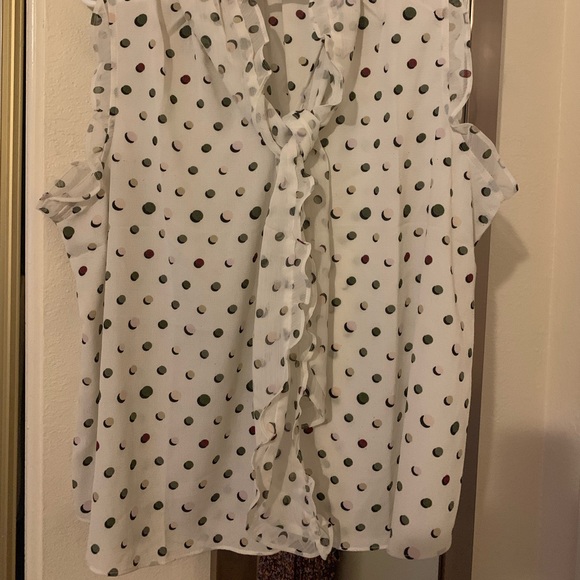 Sleeveless blouse with ruffles and front tie, great condition! - Picture 3 of 3